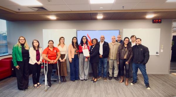 Representantes dos funcionários do Santander entregam minuta de reivindicações ao banco após encontro nacional