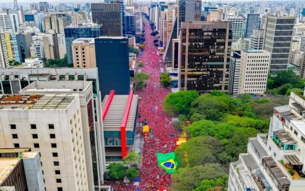 Milhares vão às ruas pela democracia e contra o avanço da extrema-direita