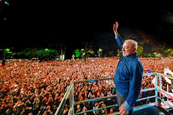 Lula é reeleito presidente do Brasil em virada histórica